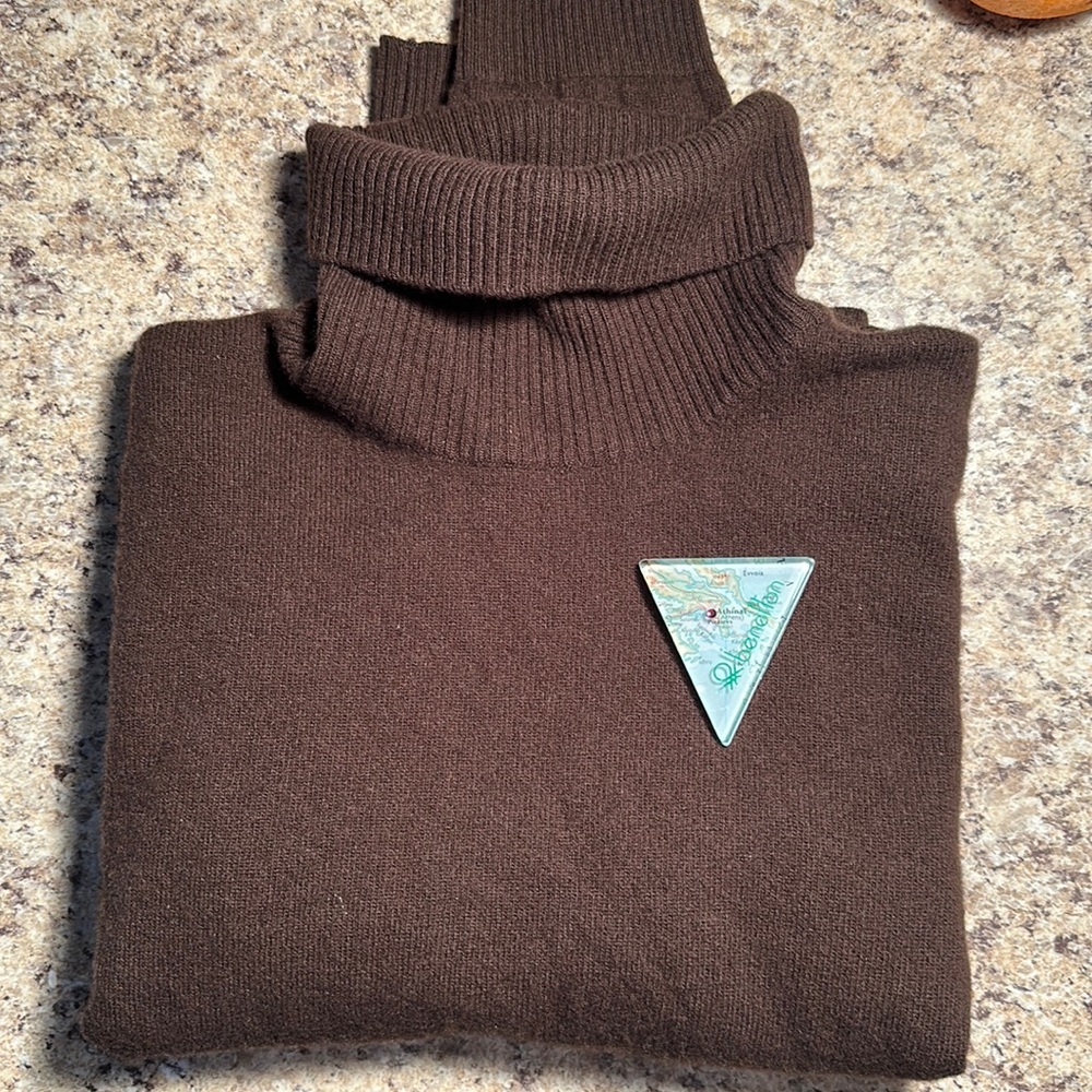 Benetton wool turtleneck with pin